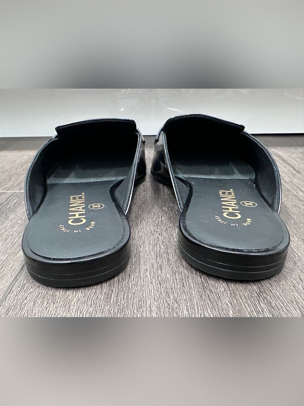 CHANEL NEW 2026 Black Patent Leather Slip-On Loafers SLIDES Gold CC HW size 38 - Picture 6 of 14